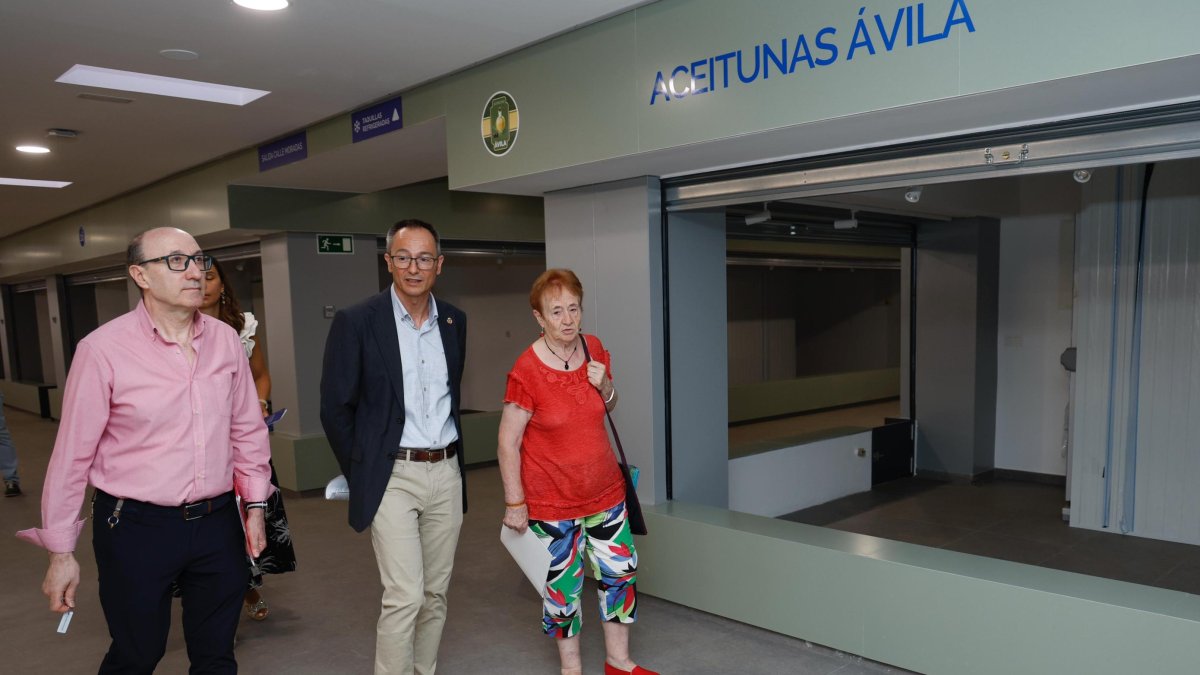 Imagen del concejal de Comercio, Víctor Martín, en las instalaciones renovadas de las Galerías Rondilla