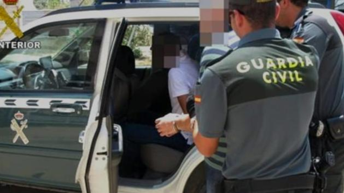 Imagen del momento de la detención del autor del robo en Olmedo.