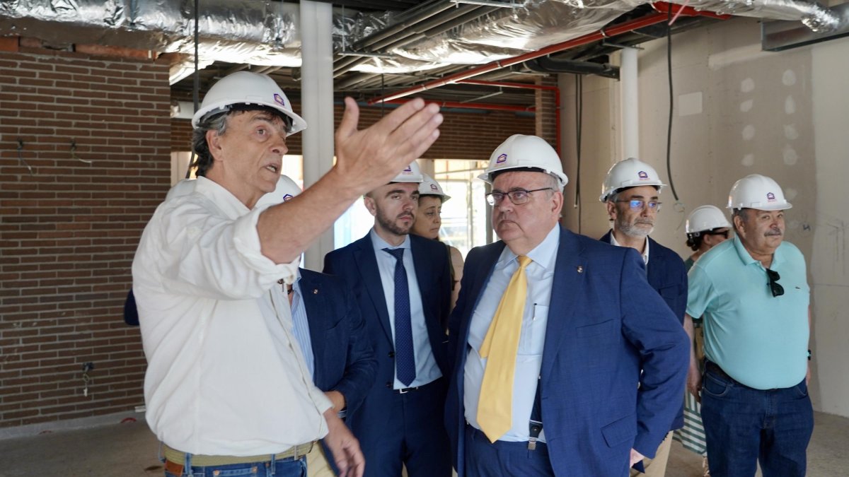 El consejero de Sanidad, Alejandro Vázquez, visita las obras del nuevo centro de salud de La Magdalena de Valladolid.