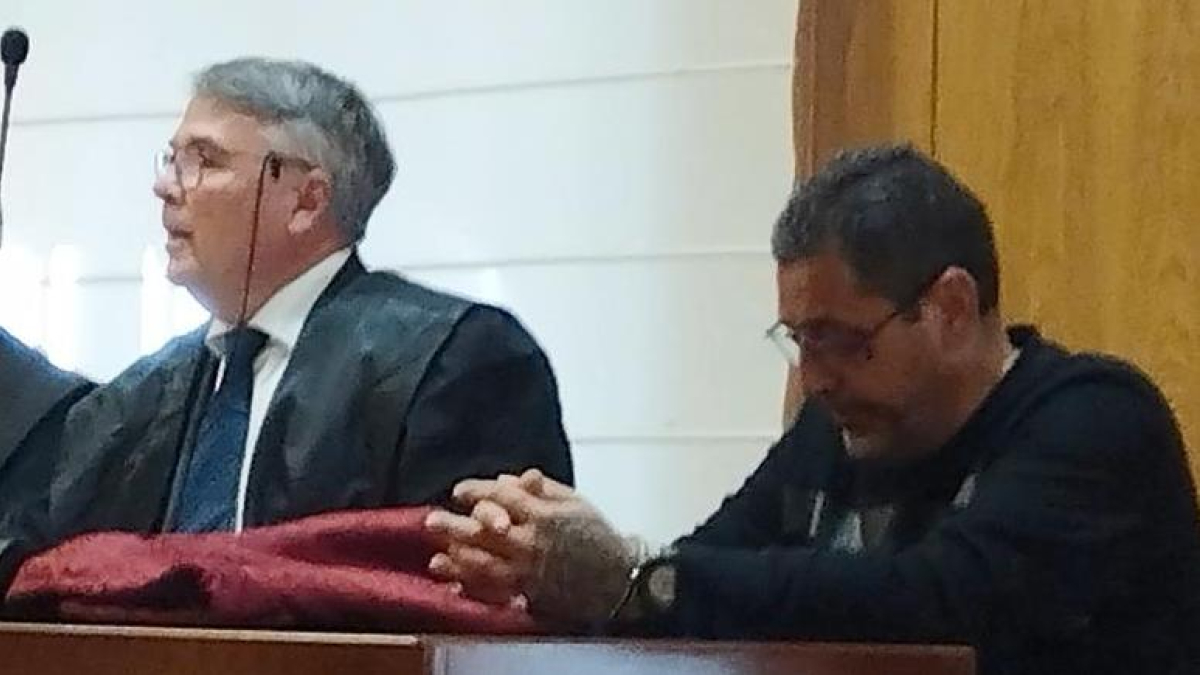 El 'Chiqui' y su abogado durante la primera jornada del juicio en la Audiencia de Valladolid por asesinato, imagen de archivo.