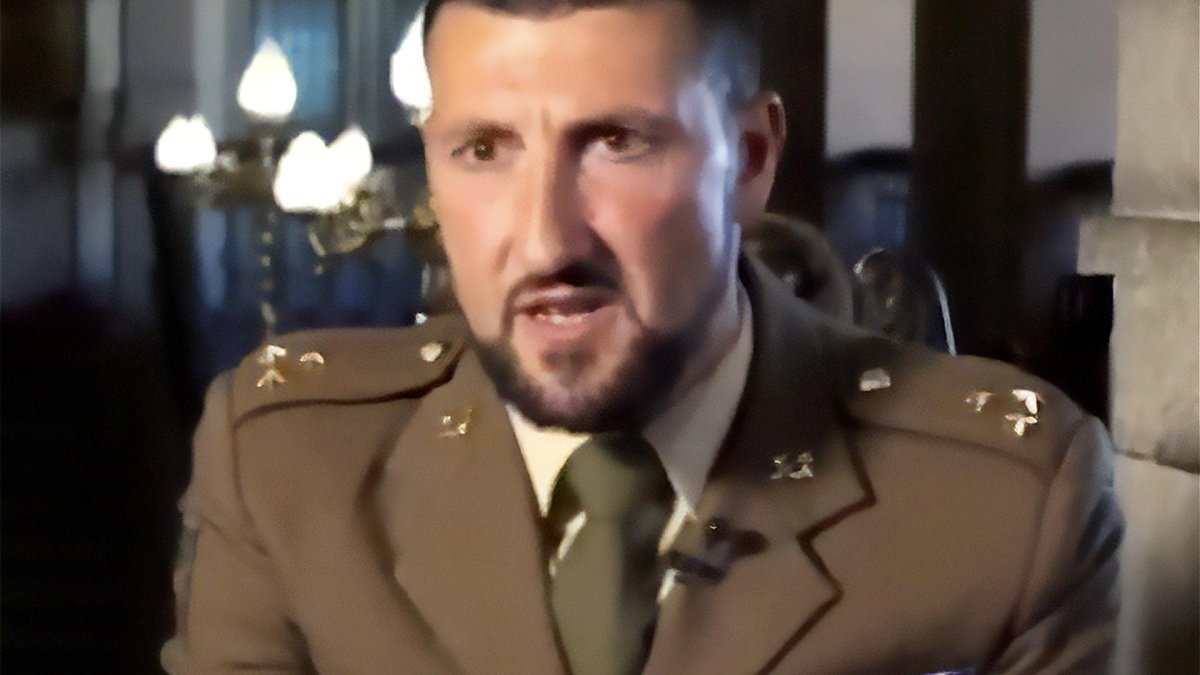 El Capitán Humada con el 'Detente Bala' que le salvó la vida