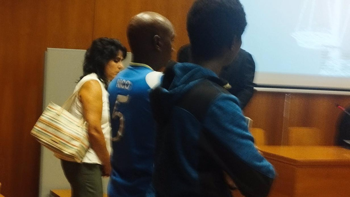 El vidente 'Biciri', en primer plano, junto con los otros dos implicados en la estafa, durante la vista de conformidad celebrada este lunes en el Juzgado de lo Penal 2 de Valladolid