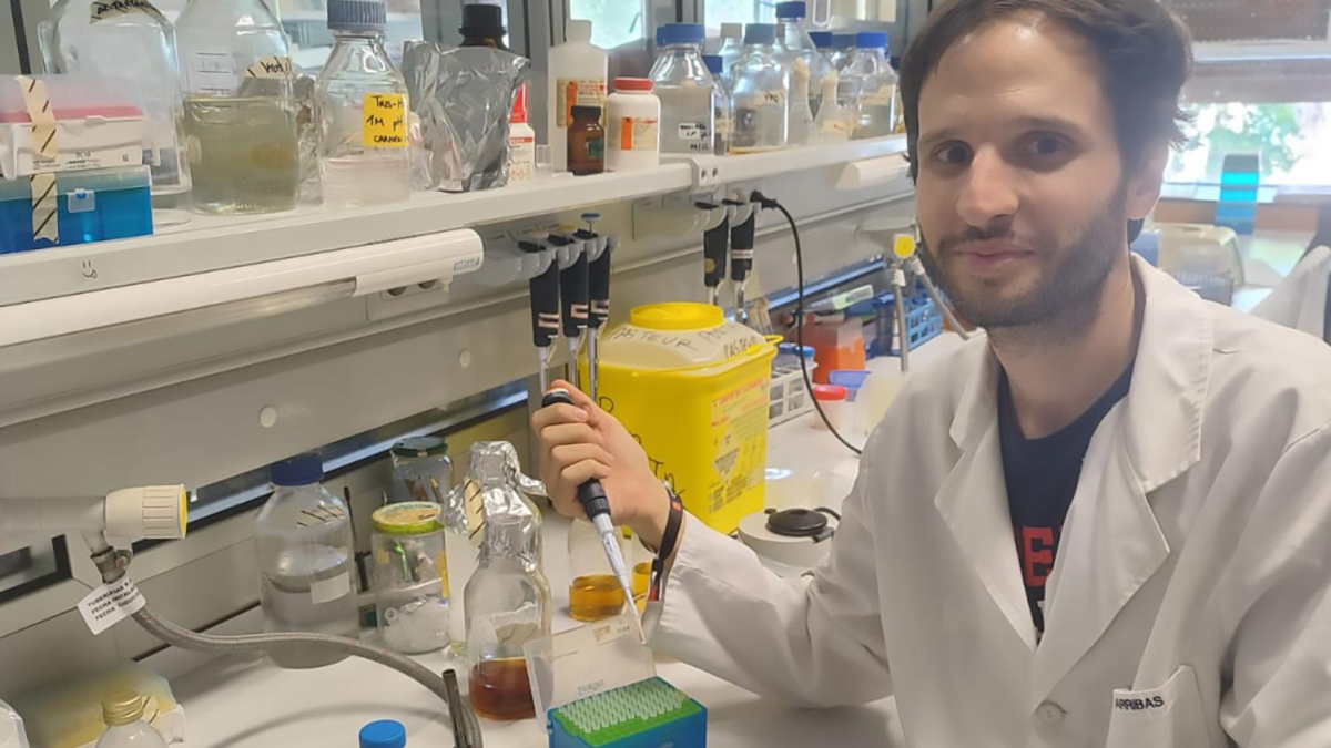 El investigador Víctor Arribas en el laboratorio.