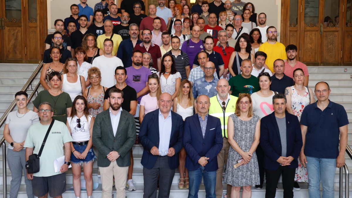 El alcalde con los nuevos trabajadores de Limpieza