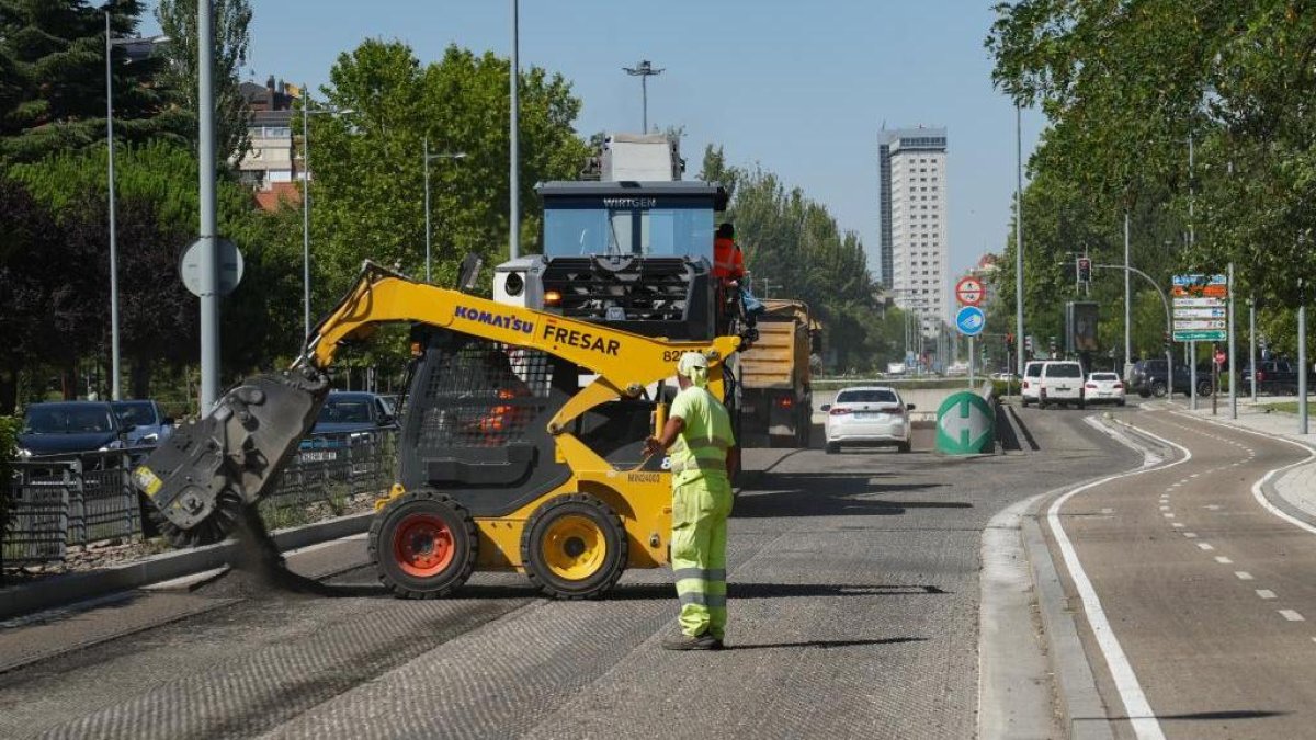 Tareas de fresado en la Avenida de Salamanca durante este miércoles