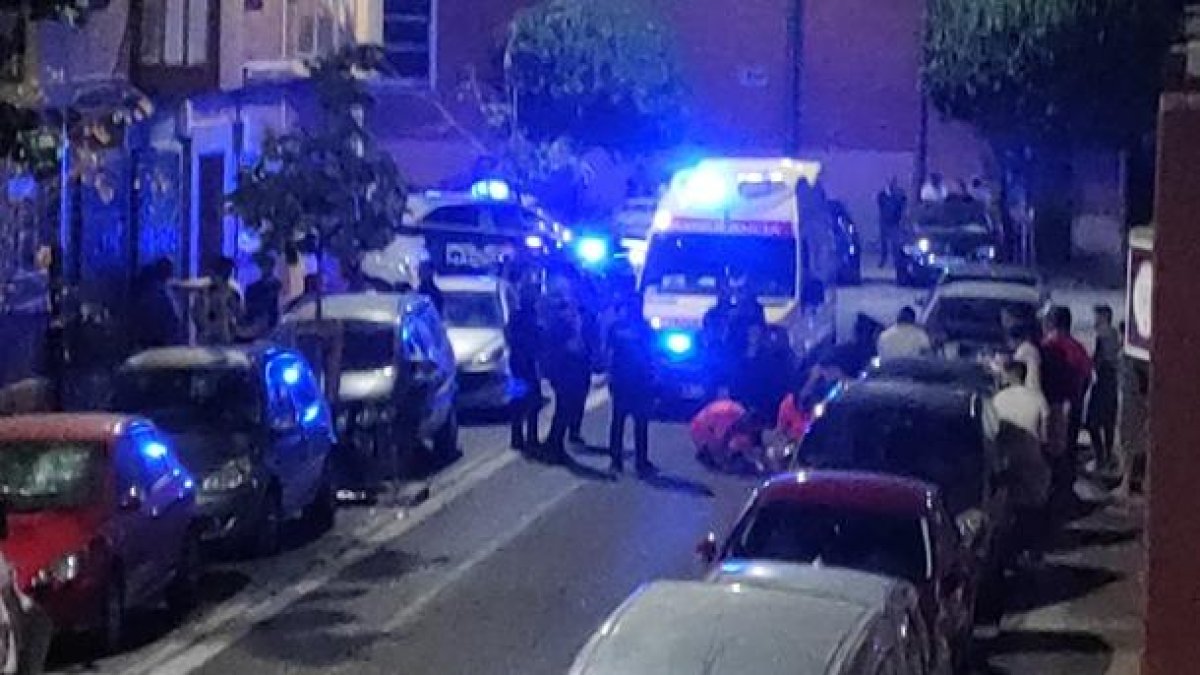 Efectivos de emergencias atienden a uno de los heridos tras la brutal pelea en la calle Aaiún en la madrugada de este miércoles.