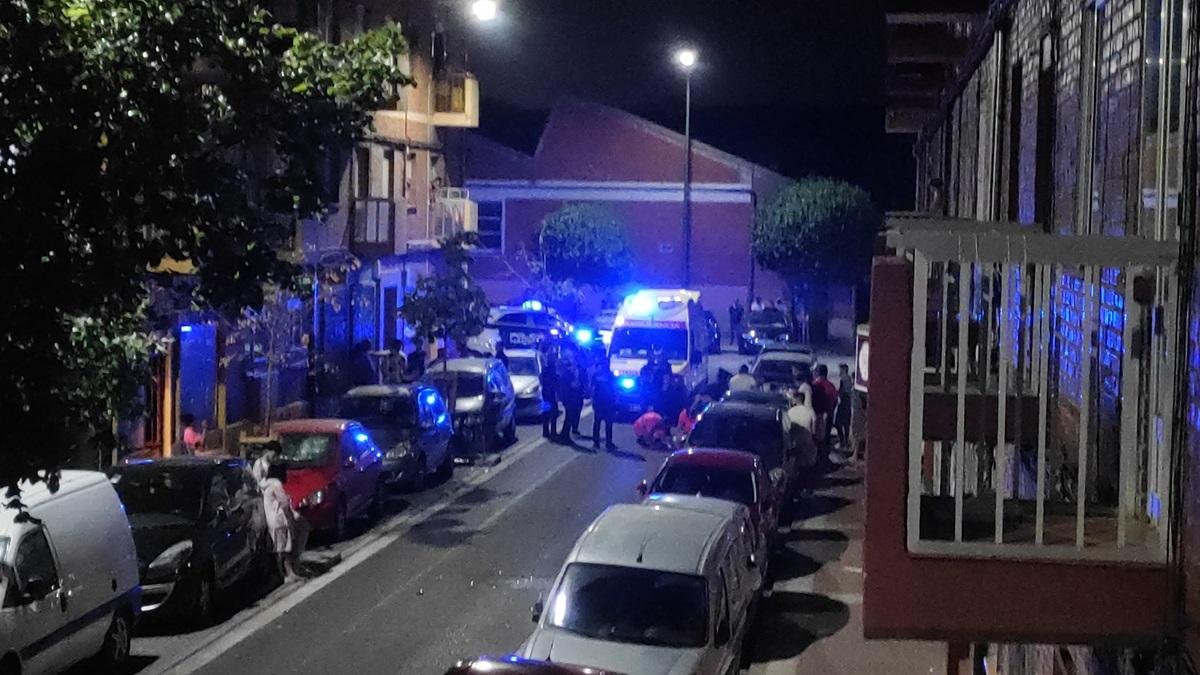 Imagen de archivo de los efectivos policiales y sanitarios durante uno de los conflictos en el barrio de Las Delicias.