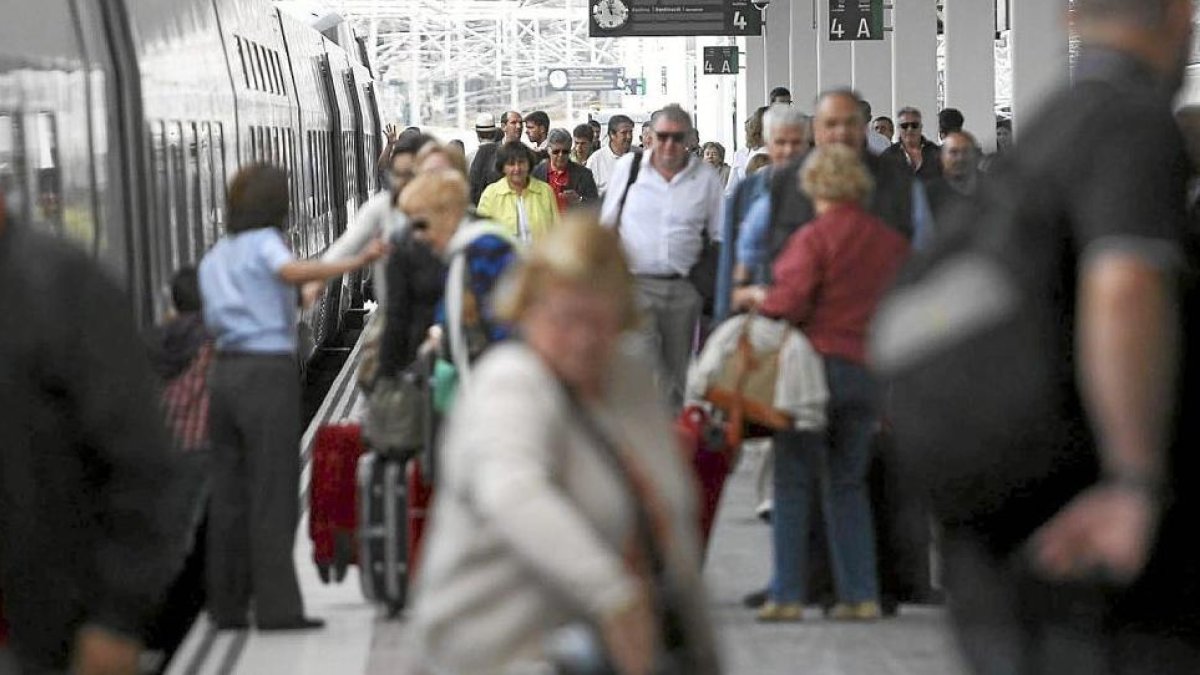 Viajeros en la estación de trenes de Valladolid. E. M.