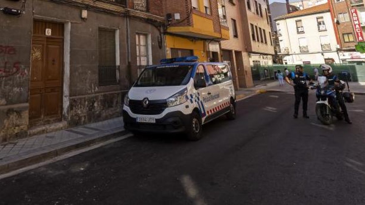 La Policía Municipal vigila la entrada del bloque okupado en el número 6 de la calle Asunción