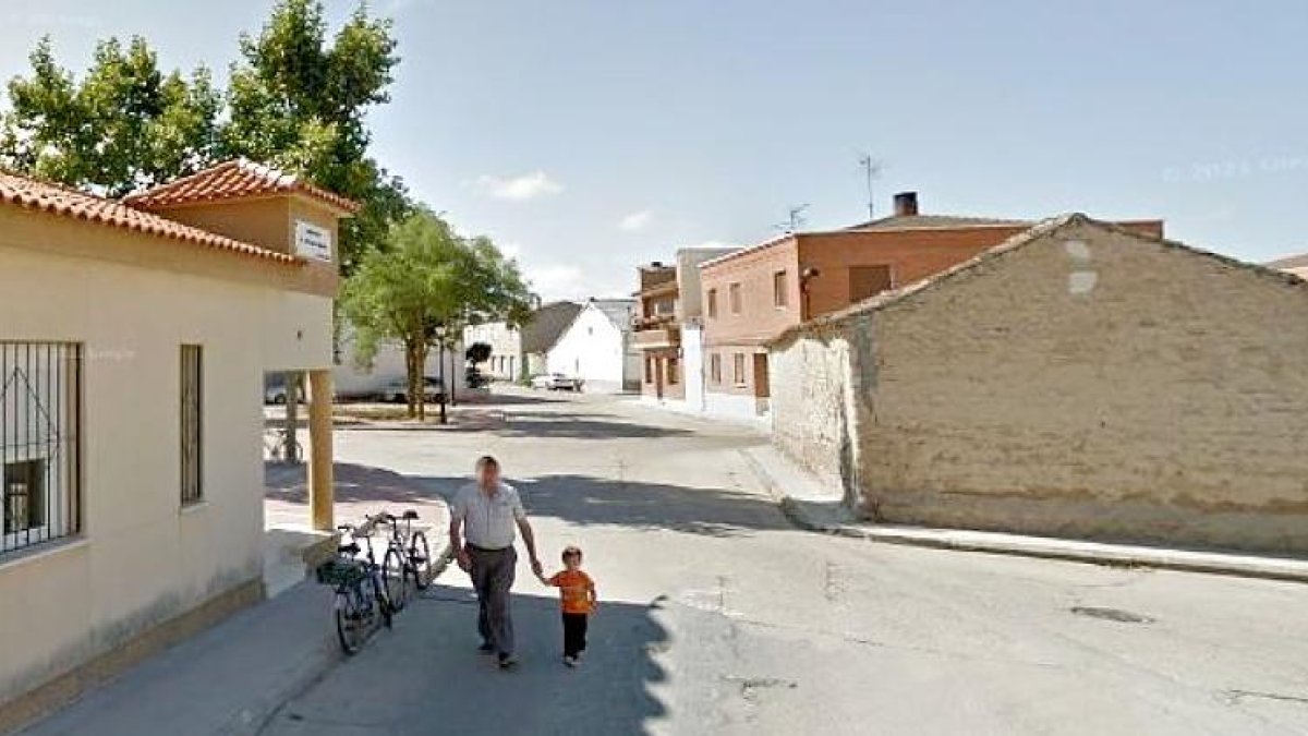 Vecinos de La Pedraja de Portillo en los alrededores del centro de salud. GGL SW