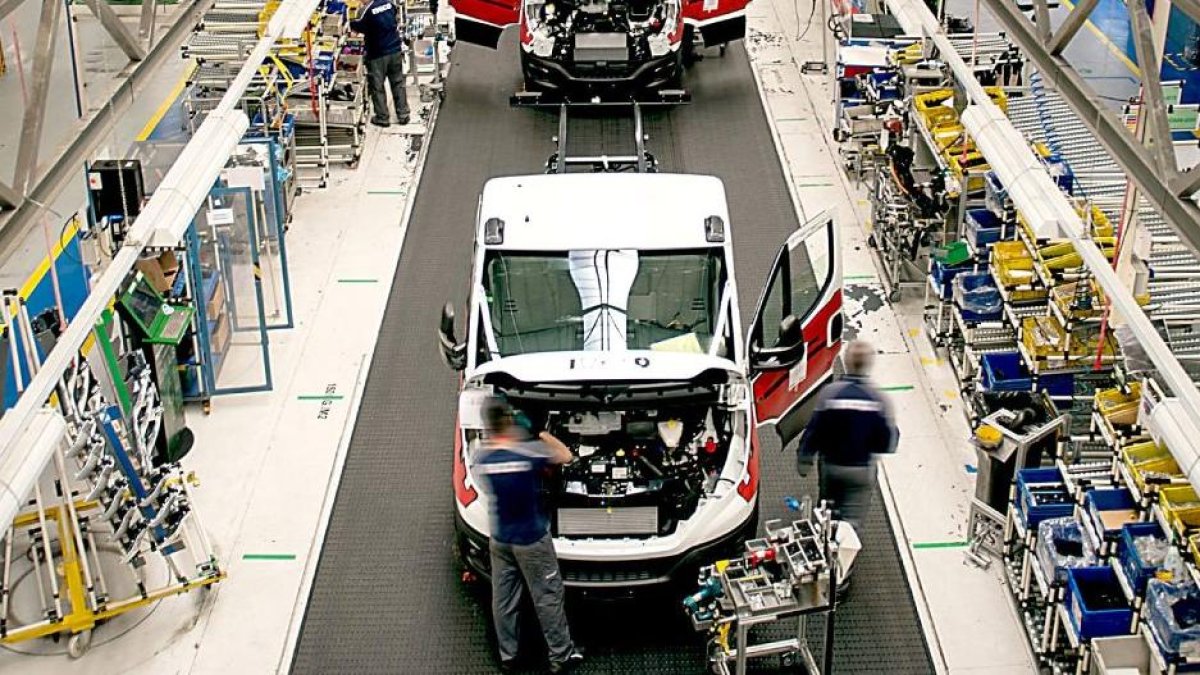 Operarios en la cadena de producción de la factoría de Iveco de Valladolid.  ICAL