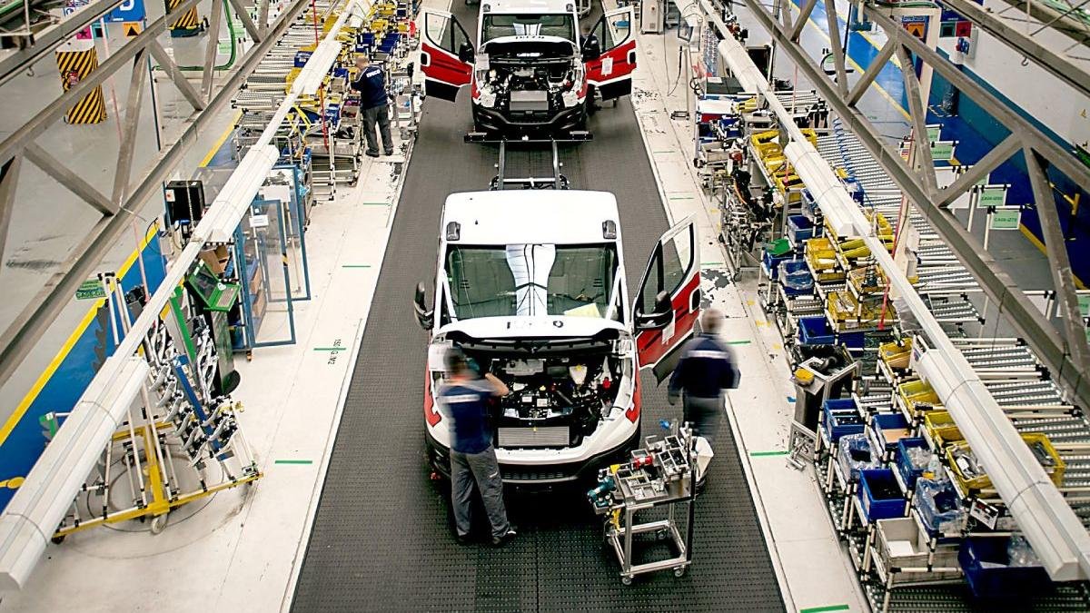 Operarios en la cadena de producción de la factoría de Iveco de Valladolid. ICAL
