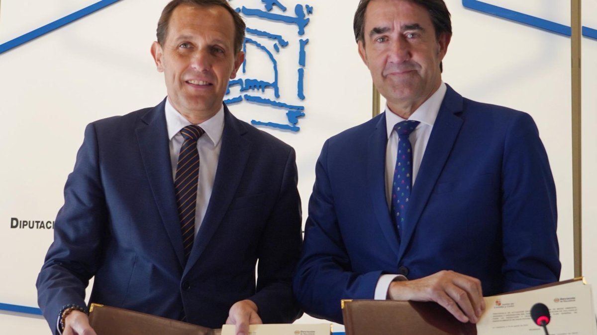 El presidente de la Diputación de Valladolid, Conrado Íscar, y el consejero de Medio Ambiente, Vivienda y Ordenación del Territorio, Juan Carlos Suárez-Quiñones, firman el Protocolo de Abastecimiento de Agua potable en la provincia de Valladolid.