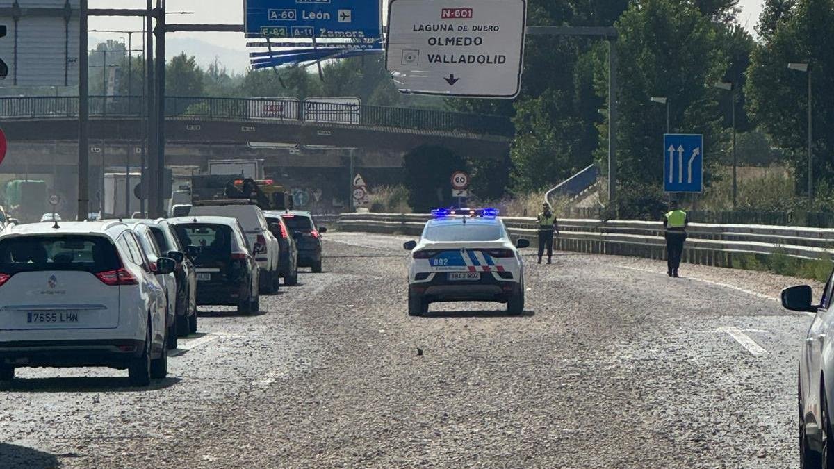 Corte de dos carriles de la VA-30 debido a la perdida de carga de un camión volquete que golpeó dos señales