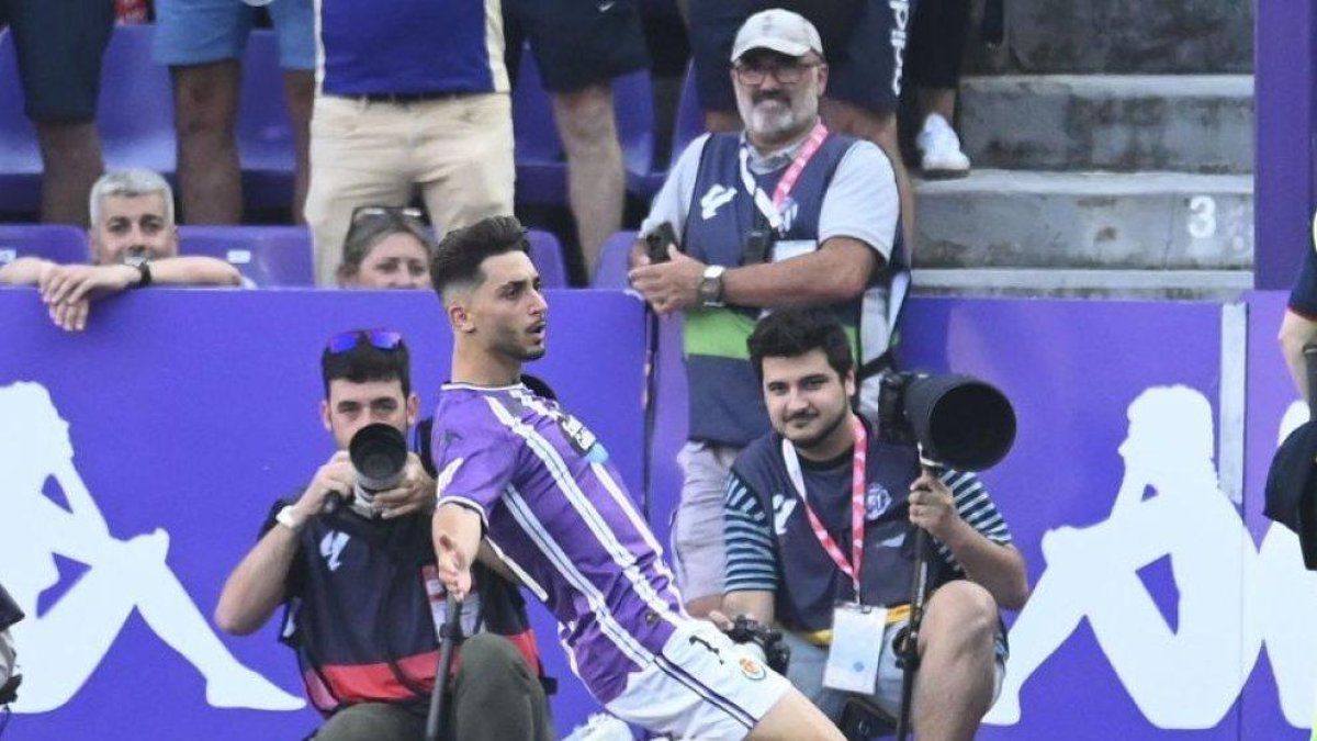 Raúl Moro celebra el gol que dio la victoria al Real Valladolid ante el Espanyol