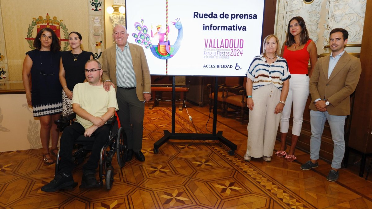 El alcalde de Valladolid, Jesús Julio Carnero junto a representantes de asociaciones de personas con discapacidad