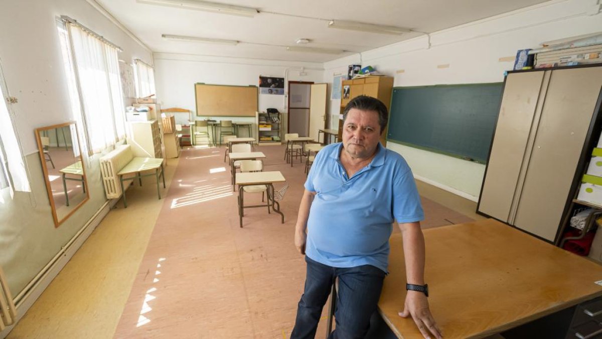 Ángel Vegas, alcalde de Lomoviejo, en la escuela que ha cerrado por falta de alumnos.