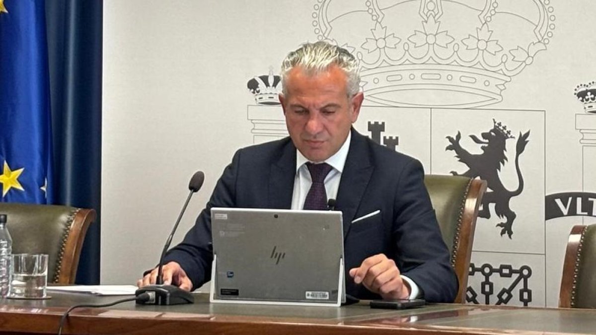 El delegado del Gobierno en Castilla y León, Nicanor Sen, en la rueda de prensa de este miércoles sobre las inversiones del PIREP en Valladolid.