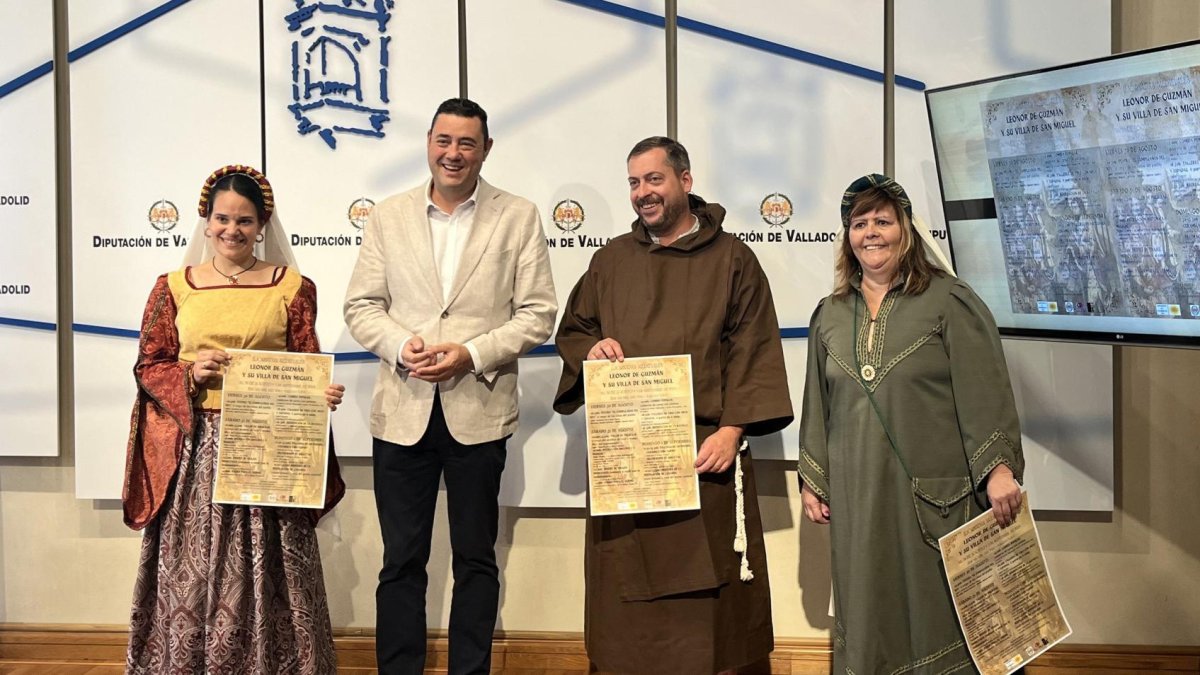 El diputado de Juventud y Deportes de la Diputación de Valladolid, Javier González, presenta las II Jornadas Medievales acompañado de del alcalde de San Miguel del Pino, Jonatan Gonzalo; la encargada de la oficina de información y turismo, Manoli Carreras y de la guía de turismo de San Miguel del Pino, Águeda Sastre.