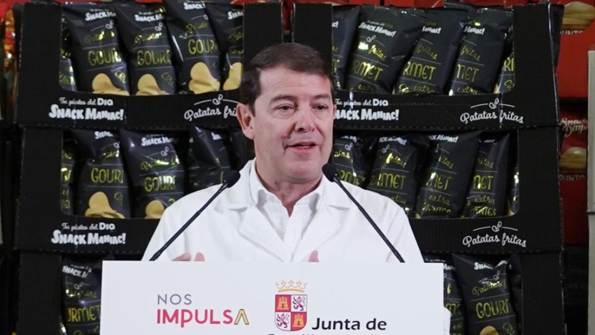 El presidente de la Junta de Castilla y León, Alfonso Fernández Mañueco, visita la planta de Europe Snacks de Medina del Campo.