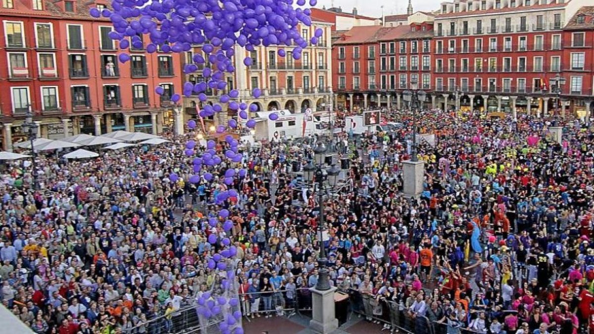 Imagen de archivo de la concentración de peñas durante el pregón de fiestas.