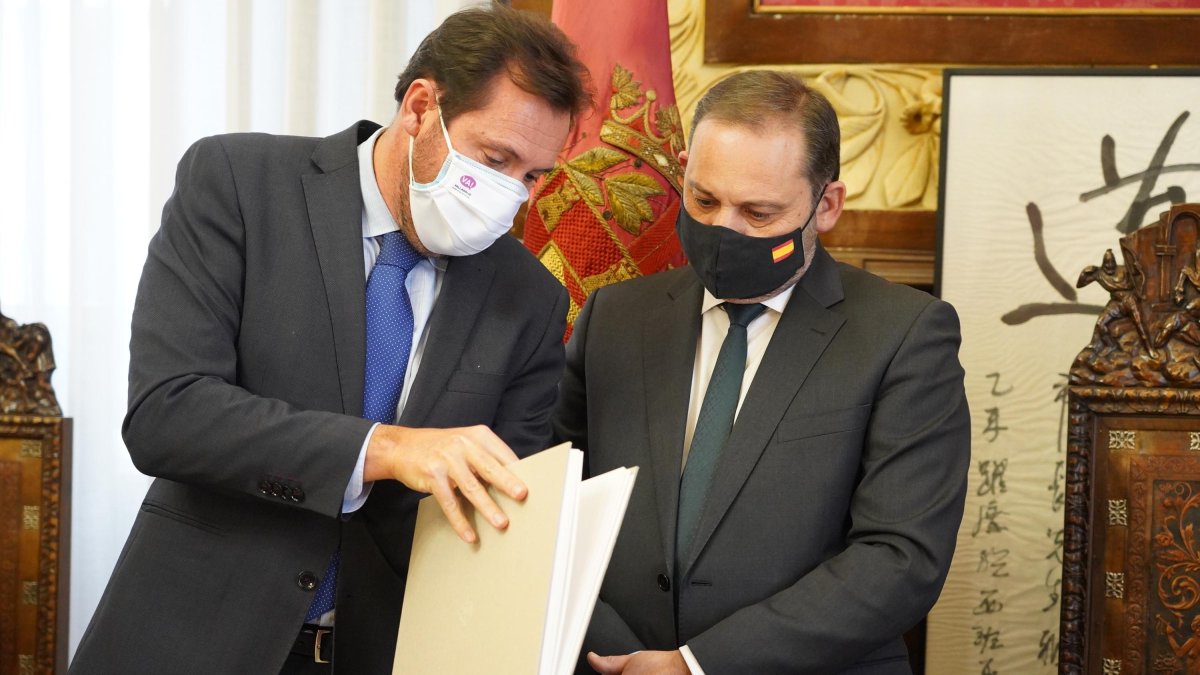 Óscar Puente y José Luis Ábalos, en una imagen de archivo durante una visita del entonces ministro de Transportes al Ayuntamiento de Valladolid
