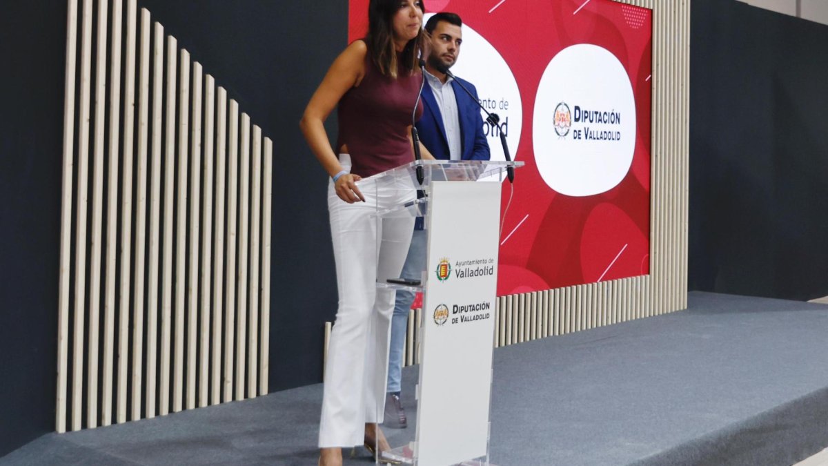 La concejal de Turismo, Eventos y Marca Ciudad del Ayuntamiento, Blanca Jiménez, y el diputado de Empleo, Desarrollo Económico y Reto Demográfico, Roberto Migallón, presentan el espacio conjunto de ambas instituciones en la Feria de Valladolid.