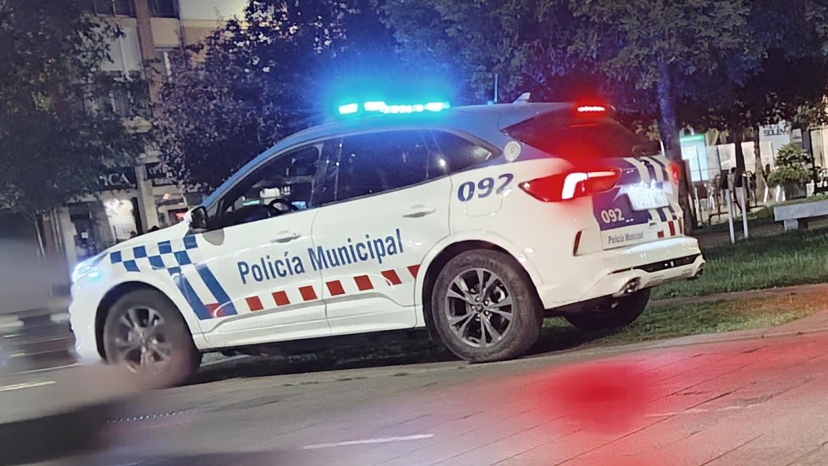 Patrulla de la Policía Municipal en la Plaza de San Miguel.