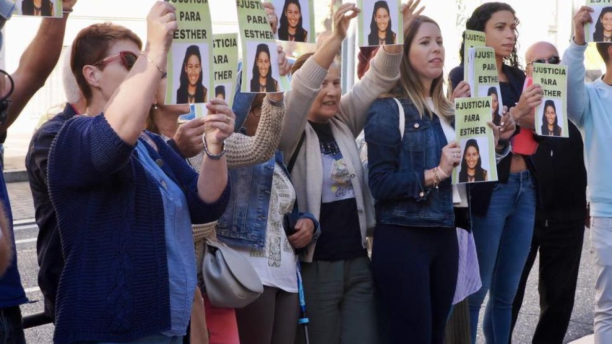 Concentración a las puertas de los Juzgados de Valladolid para pedir justicia por Esther López
