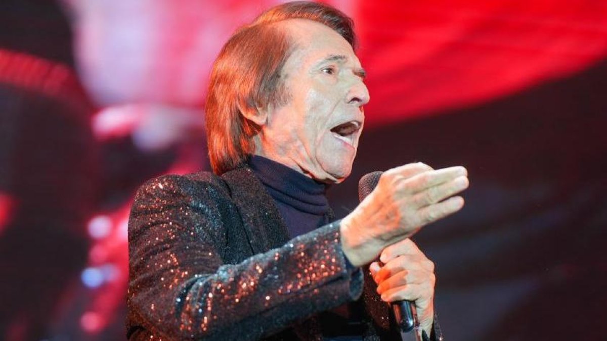 Raphael en el último de los conciertos de la Plaza Mayor de las Ferias y Fiestas de la Virgen de San Lorenzo 2024