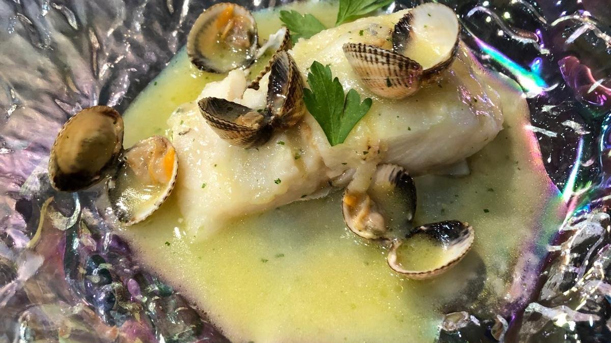 Merluza en salsa verde con berberechos.
