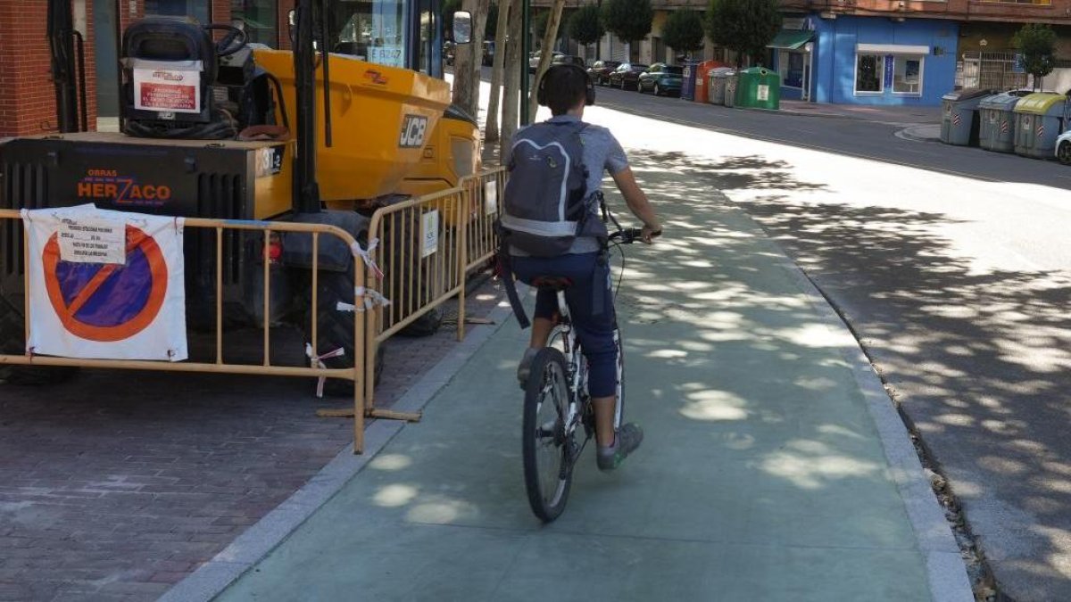 Un ciclista por el carril bici de Juan Carlos I en Valladolid