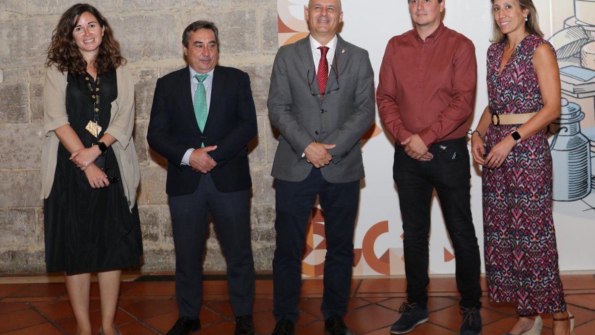 El viceconsejero de Política Agraria Comunitaria y Desarrollo Rural, Jorge Llorente(C), junto al director general del ITACyL, Rafael Sáez(I); y al director del concurso, David Delgado(D), dan a conocer el fallo del jurado de los Premios Cincho 2024 junto con Cristina León y Sara Olmedo.