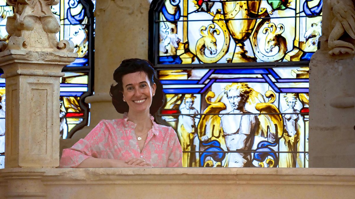La profesora e investigadora especializada en el estudio de vidrieras, Pilar Alonso, en la catedral de Burgos