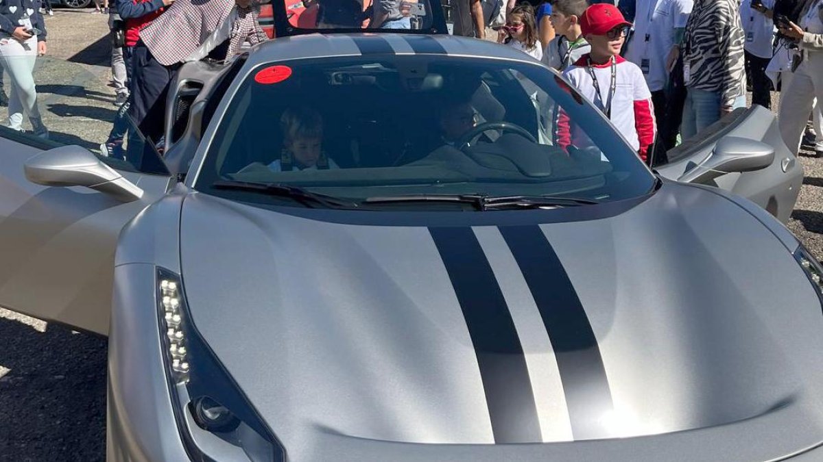 Pyfano celebra una jornada en Valladolid para que los niños con cáncer disfruten con los coches de alta gama