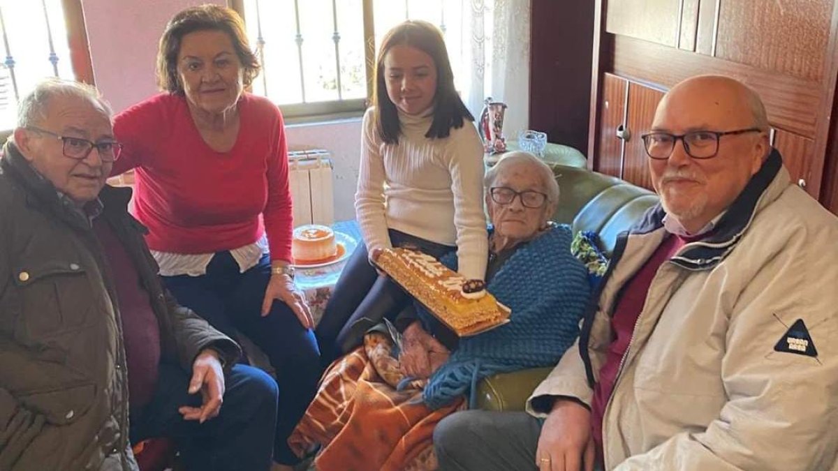 Modesta Duque García en su casa de Tordesillas