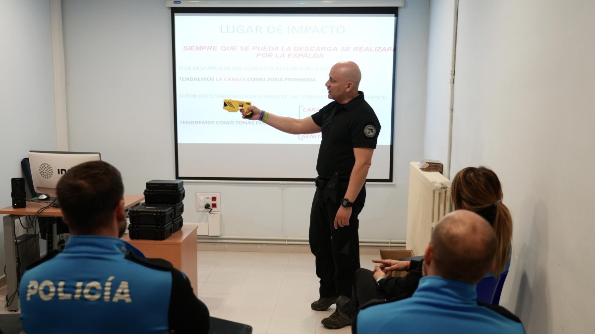 Curso de manejo de pistolas eléctricas en la Policía Municipal de Valladolid que finalizó en febrero tras formar a 80 agentes.
