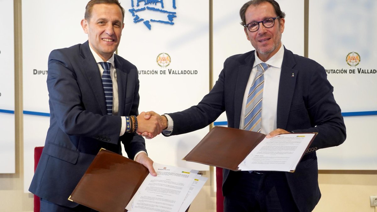 El presidente de la Diputación de Valladolid, Conrado Íscar, y el delegado territorial de la ONCE, Ismael Pérez, firman el convenio de colaboración para el desarrollo del programa 'Lucha contra la soledad no deseada en personas ciegas de la provincia'.