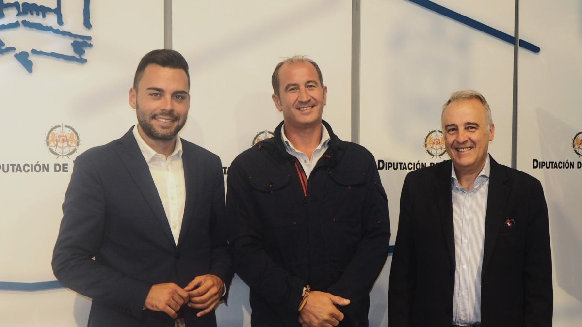 Roberto Migallón, diputado de Empleo, Desarrollo Económico y Reto Demográfico, junto con el presidente de la Asociación de Empresarios de Turismo Rural, Luis Chico, y el alcalde de Castronuño, José Ignacio Vázquez.