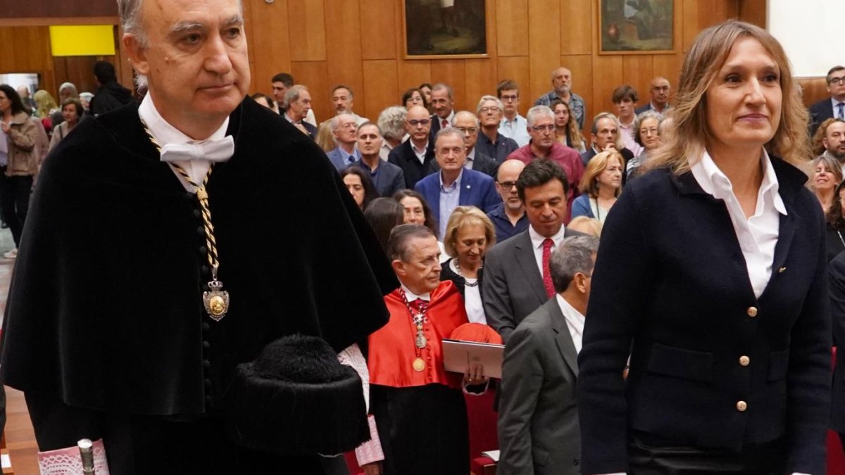 La consejera de Educación, Rocío Lucas, junto al rector de la UVa Antonio Largo en en el acto de apertura del curso 2024-2025 en la Universidad de Valladolid