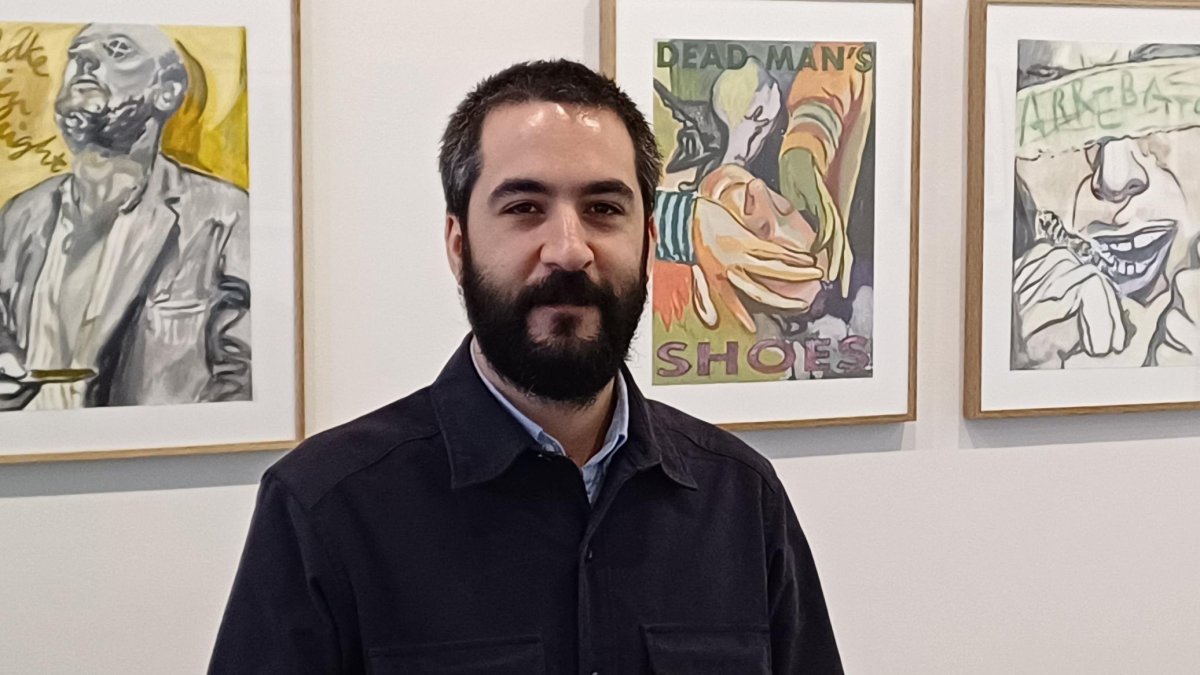Julián Cruz junto a sus pinturas de ‘Wake in fright’, ‘Dead man’s shoes’ o ‘Arrebato’ en la Galería Javier Silva