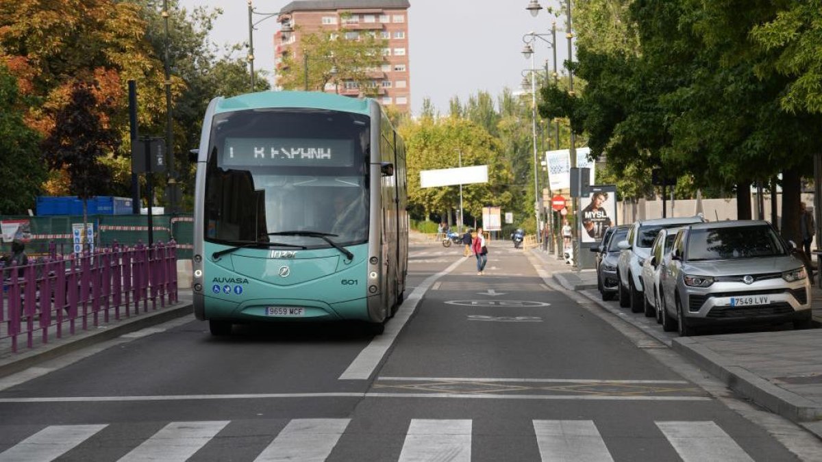 Circulación de un autobús en Poniente, en una imagen de archivo.