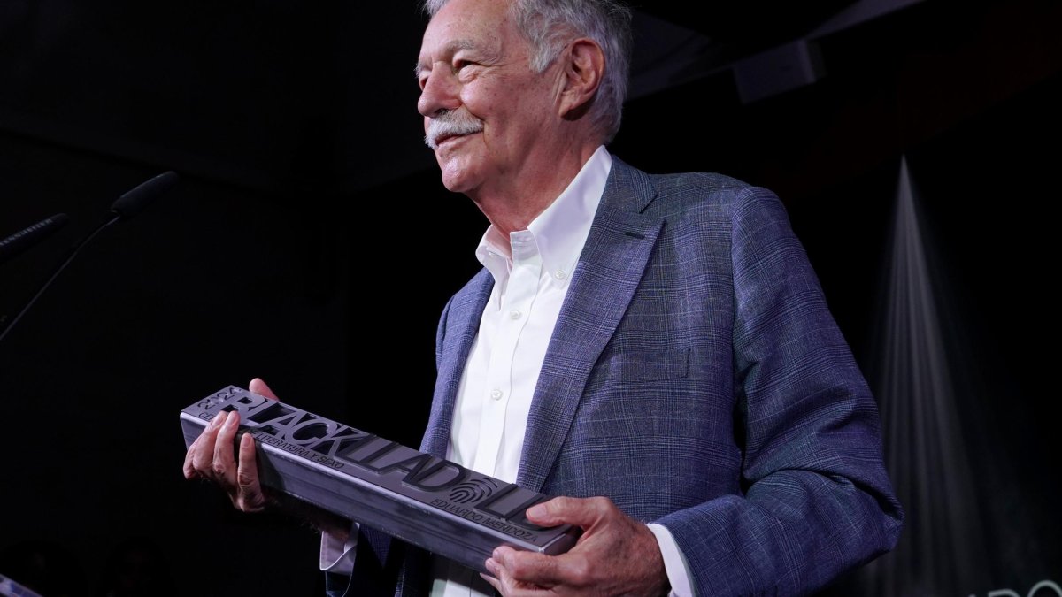 El escritor Eduardo Mendoza triunfa en la cuarta edición del certamen Blacklladolid.
