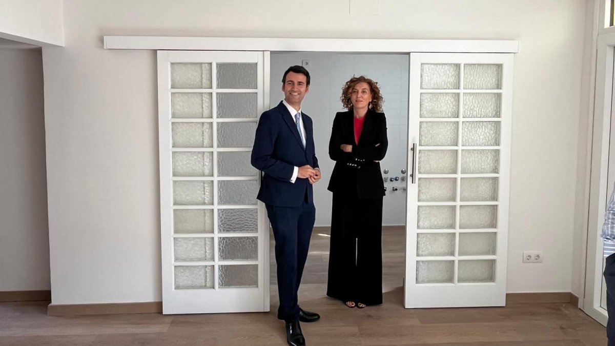 El alcalde de la localidad, David Esteban con la directora general de Vivienda, María Pardo,  en su visita a las viviendas destinadas a alquiler social