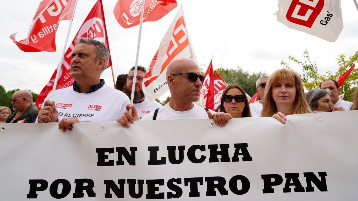 Concentración del comité de empresa de Bimbo ante las Cortes
