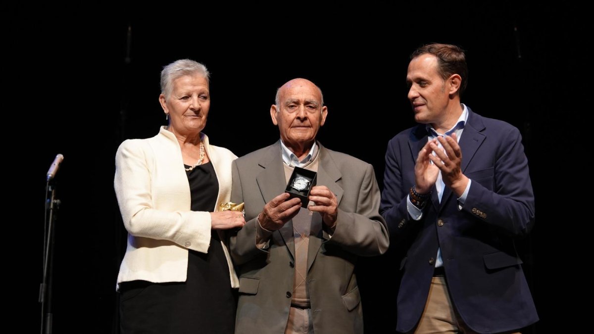 Adela Cabezas, presidenta de la Federación de Personas Mayores de la provincia de Valladolid, Elicio Villamañán, secretario de la Federación durante 25 años, y el presidente de la Diputación, Conrado Íscar.