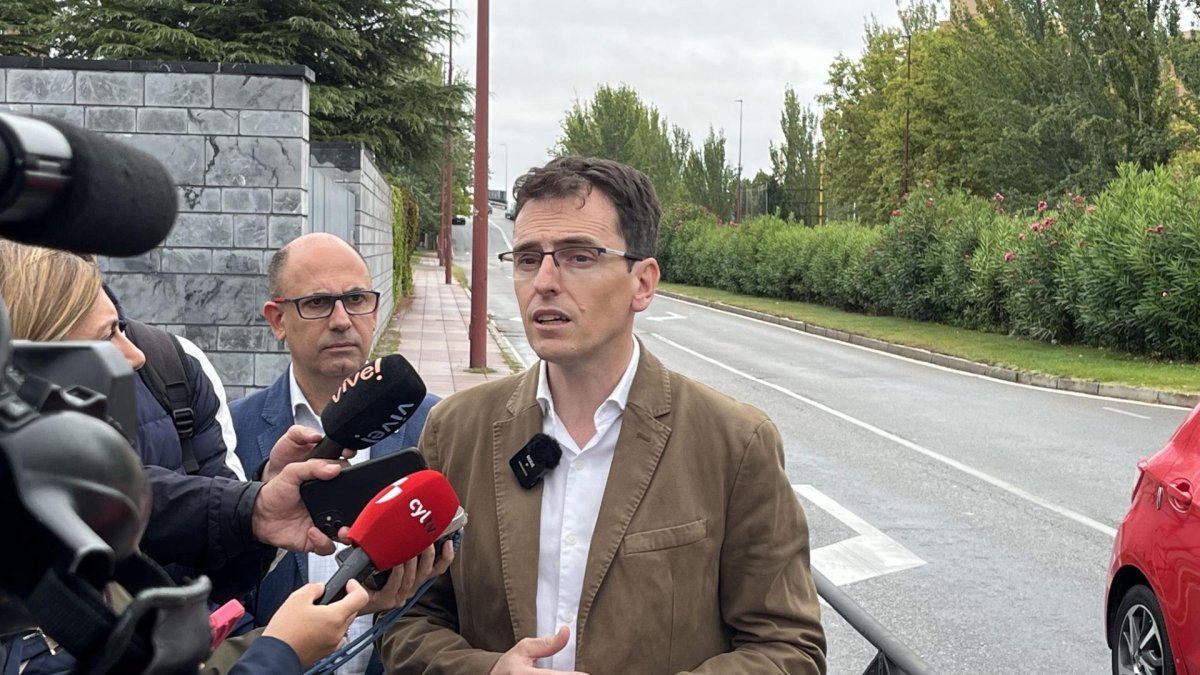 El portavoz del Grupo Municipal Socialista en el Ayuntamiento de Valladolid, Pedro Herrero, junto al concejal del PSOE Luis Vélez.