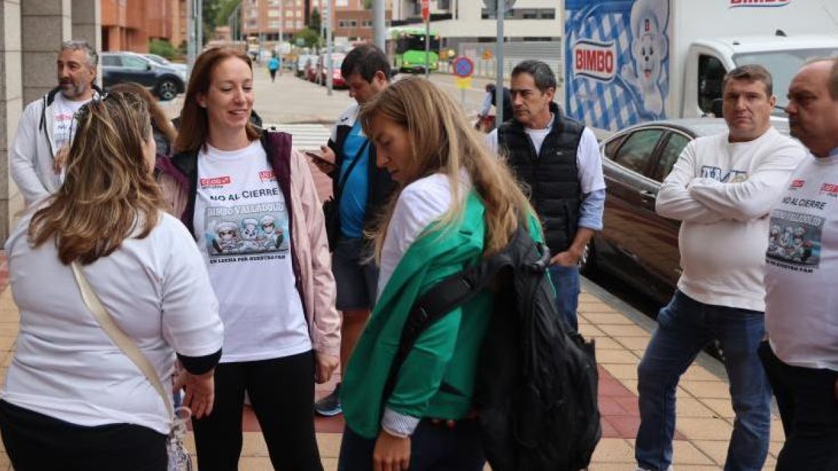 Trabajadores de Bimbo en Valladolid, a la puertas del hotel donde se celebró la reunión con la empresa.