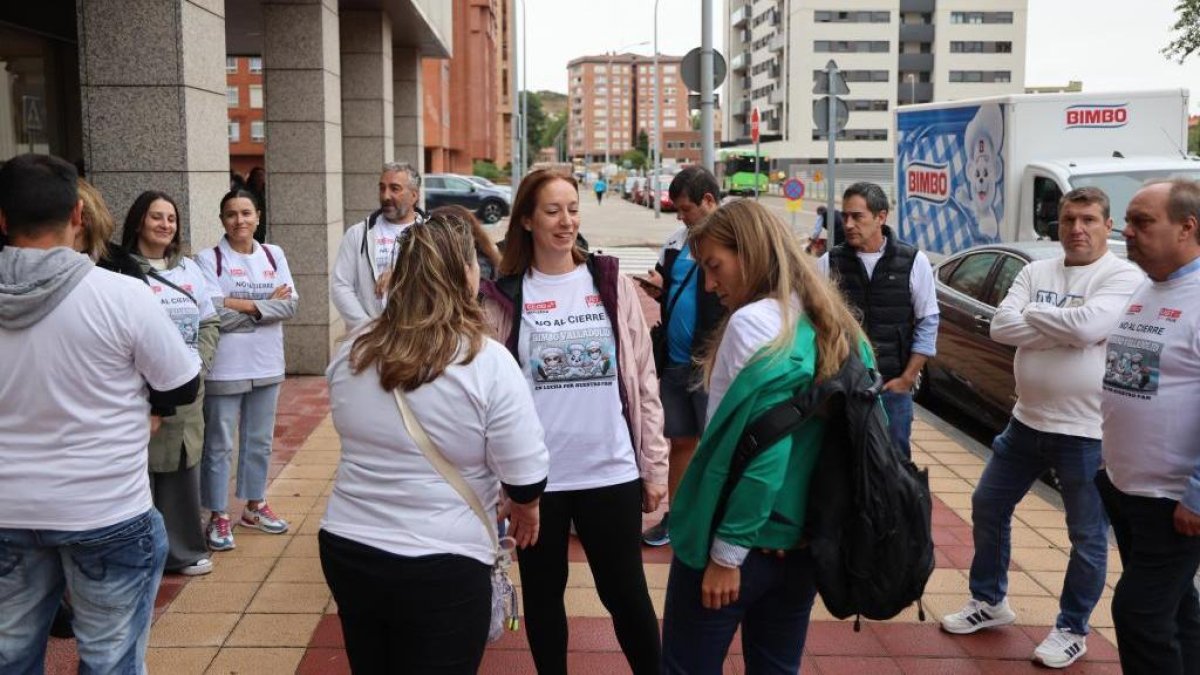 Trabajadores de Bimbo en Valladolid, a la puertas del hotel donde se celebró la reunión con la empresa.
