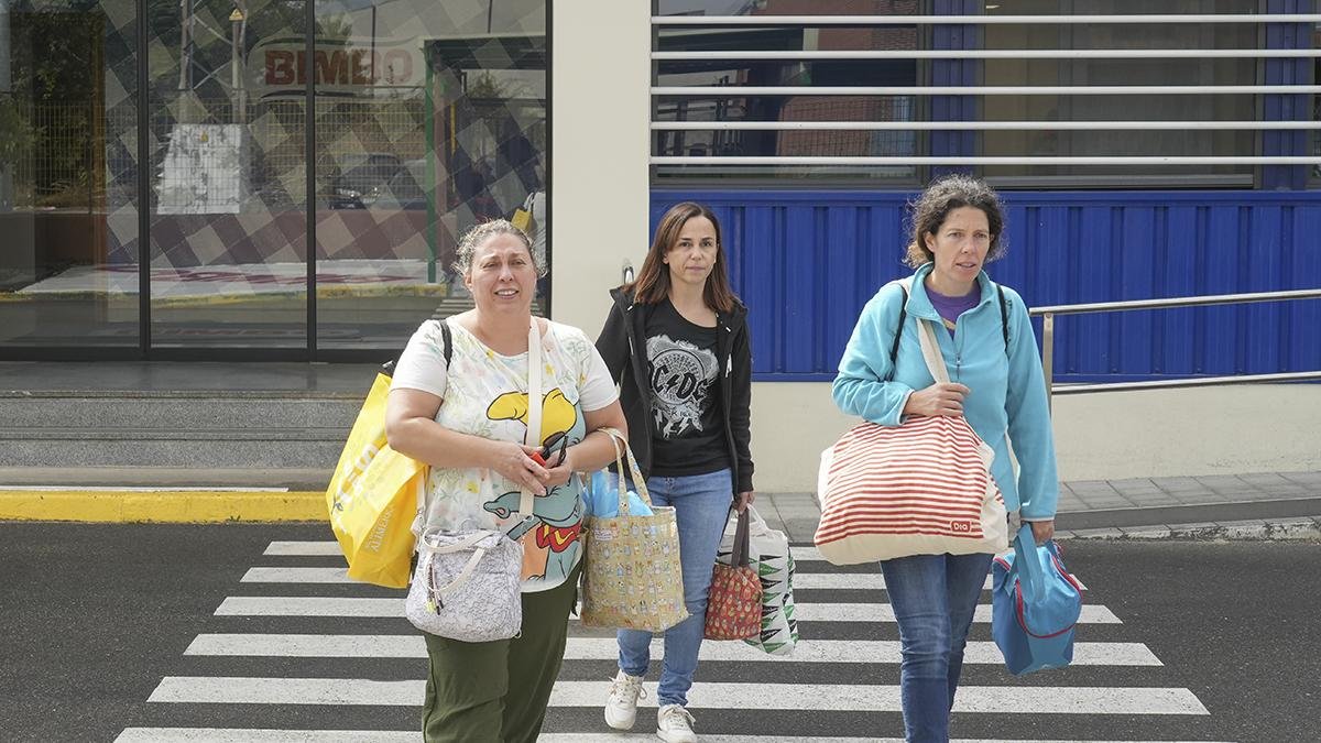 Trabajadoras de Bimbo abandonan la fábrica tras finalizar su jornada laboral.
